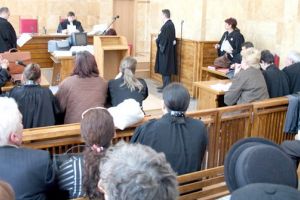 Cum pot fi apărate, gratuit, în instanţă persoanele sărace