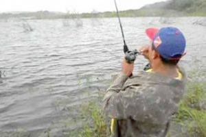 Pescarii se pregătesc să pună undiţele în cui