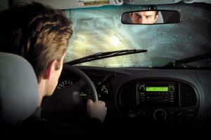 7 sfaturi pentru a conduce masina de inchiriat pe timp de ploaie