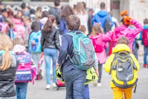 Școala rupe spatele! Ghiozdanul de cinci kilograme, povara de zi cu zi a elevului