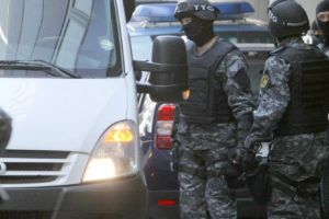 Bodyguarzi sau sfătuitori de infractori. Cum s-au gândit să scape de „sărăcie” nişte poliţişti. Întâmplări şi anchete dintr-o viaţă de ziarist. 