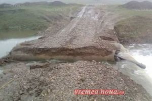 VASLUI. Podul de piatră din Tupilaţi s-a dărâmat. A venit apa şi l-a luat!