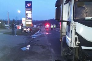 Accident pe DN 17 la Beclean. Un biciclist a fost lovit de un camion (FOTO)