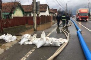 Circa 300 de persoane, evacuate la Căpeni din calea viiturii; există riscul ruperii digului