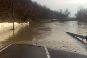 VIDEO FOTO Drumul Alma – Drumbrăveni acoperit de ape. Traficul rămâne închis