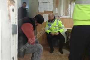 TITU: Un bărbat dezbrăcat ademenea copiii cu bani! Este, încă, în libertate