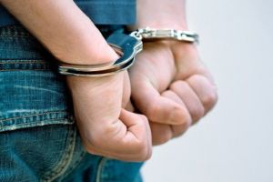 Tanar retinut de politisti dupa ce i-a furat telefonul unei adolescente, pe strada