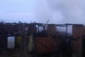 Incendiu de proporţii în comuna Armeniş! Pompierii acţionează de mai bine de 8 ore!