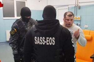 Incendiatorul „Polonic”, arestat pentru viol, şi-a crestat penisul cu o lamă