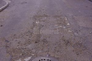 Groapa de pe strada 6 Noiembrie, acoperită în urma articolului din Monitorul de Suceava