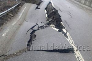 Un drum judeţean, rupt de ploile din ultimele zile