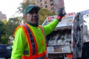 A fost gunoier timp de 30 de ani şi a strâns în fiecare zi lucruri pe care alţii le aruncau. Acum s-a aflat adevărul. Este uluitor ce se afla în casa bărbatului (VIDEO)