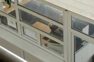 Fără pic de reţinere, un funcţionar fumează într-o instituţie publică