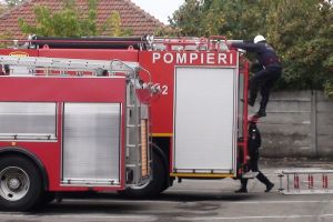 Bunicuţă căzută în casă, salvată de pompierii din Oradea