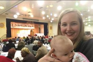 SUA: Candidată la funcţia de guvernator ALĂPTEAZĂ în DIRECT. Video în articol