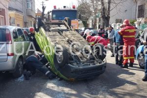 Imagini de la eveniment. Accident rutier spectaculos in Constanta, pe strada Constantin Bratescu. O masina s-a rasturnat. O victima incarcerata (galerie foto-video)      