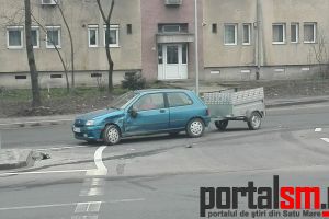 FOTO. Accident în sensul giratoriu de lângă Kaufland