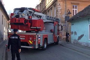 VIDEO FOTO Cum se mişcă pompierii pe străzile înguste ale Sibiului. Ca melcul!