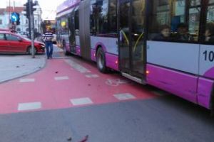 Accident la ieşirea din parcarea din Piaţa Unirii! A făcut ”BOC” cu autobuzul - FOTO