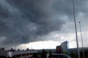 Avertizare METEO now casting/ Descărcări electrice, grindină si ploi torentiale, in PRAHOVA