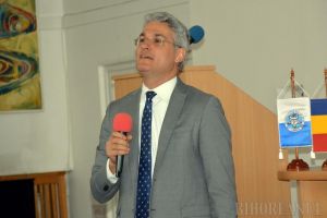 Lecţie de antreprenoriat cu Dragoş Pîslaru: Fostul ministru le-a explicat studenţilor de ce să înceapă o afacere (FOTO)