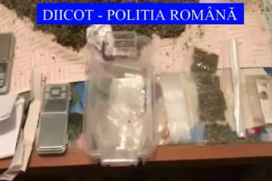 Perchezitii in cazul tanarului care a fost abandonat in stare grava pe o strada din Pitesti. Victima a decedat. Ce au descoperit procurorii