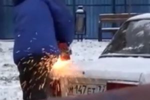 Ingeniozitate EXTREMĂ în „mama Rusie”. Pentru a-şi face loc în parcare, un şofer a TĂIAT CU FLEXUL maşina vecinului. Video VIRAL