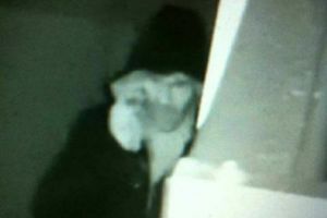 El este HOŢUL care SPARGE maşinile arădenilor!? Îl recunoaşte cineva!?