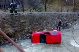 O masina a cazut intr-un rau din Borsa