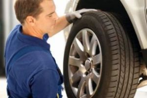 UTIL: Cum se schimbă corect cauciucurile