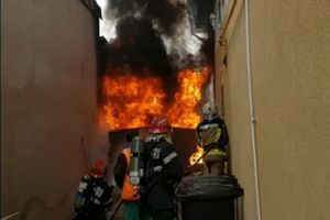Incendiu violent în Oradea: A luat foc un rezervor cu păcură, aflat între două clădiri de pe strada Ion Vidu
