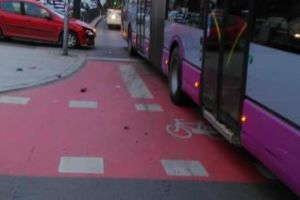 Neatenţia costă! Un şofer a intrat cu maşina în troleibuz, ieşind din parkingul din Piaţa Unirii FOTO