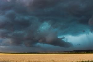 ALERTĂ METEO de ultimă oră ANM! O furtună cu FULGERE, GRINDINĂ şi PLOI PUTERNICE loveşte România 