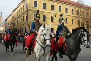 FOTO&VIDEO SPECTACULOS. Marea defilare a husarilor! Mii de maghiari la Satu Mare