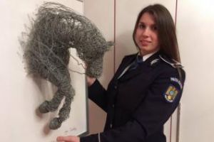 Poliţistă din Cluj prinde hoţi la serviciu, iar în timpul liber creează opere de artă