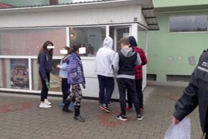 Polititisii prezenti in scolile din Ramnicu Valcea! Chioscurile alimentare la control!