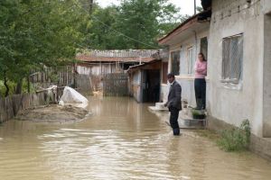 VIDEO Cod Roşu de inundaţii la Braşov: Locuinţe inundate la Făgăraş. Oltul este în creştere