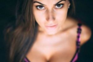 Ritualul CIUDAT al unei VEDETE din i-a SPERIAT pe locuitorii unui oraş! Se aruncă GOALĂ într-un râu ÎNGHEȚAT - FOTO ȘOCANT 