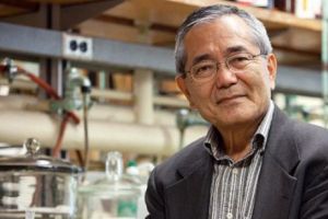 Un laureat al premiului Nobel, găsit rătăcind la o groapă de gunoi, iar soţia zăcea moartă în maşină