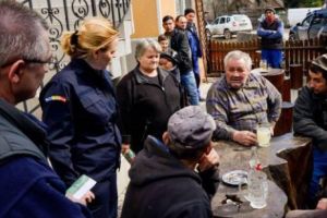 Carmen Dan, ironică cu oamenii care erau în birt în timp ce autorităţile se străduiau să evite inundarea satului lor