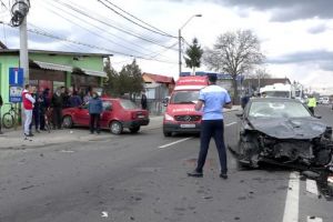 Carambol cu patru maşini şi trei răniţi la Mărăcineni