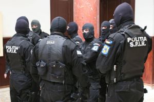 Pagubitul de greşeala mascaţilor cere 90.000 de euro Poliţiei Române