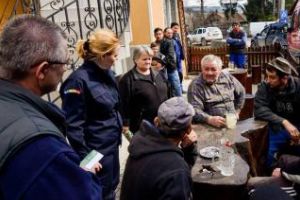 Ministrul Carmen Dan s-a dus la inundaţii şi bărbaţii stăteau la birt: Unii sărbătoreau