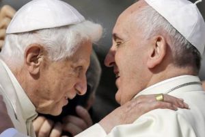Scandal MONSTRU: Vaticanul a TRUCAT o scrisoare a fostului Papă Benedict pentru a crea IMPRESIA că îl APROBĂ pe Francisc