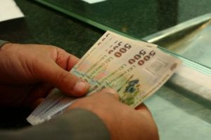 Specialişti: Plafonarea dobânzilor la credite va restricţiona accesul la credite a milioane de români