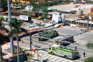 VIDEO FOTO Pod prăbuşit peste o autostradă. Cel puţin câteva persoane au murit