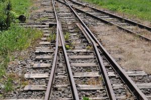 Un tren de marfă cu 38 de vagoane încărcate cu cherestea a deraiat în Bistriţa-Năsăud