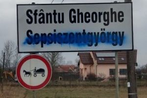 Inscripţia cu denumirea în limba maghiară a oraşului Sfântu Gheorghe a fost vopsită de persoane necunoscute