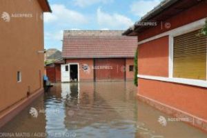 15 gospodării evacuate în localitatea Căpeni; autorităţile, în continuare în alertă