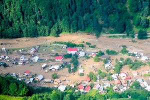 INUNDAȚIILE au făcut PRĂPĂD! Sute de gospodării, poduri, subsoluri şi curţi, INUNDATE